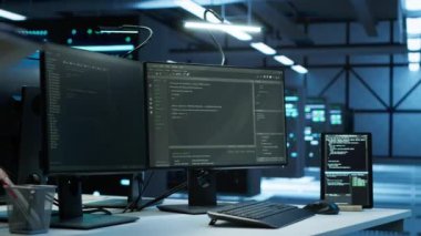Veri merkezindeki programcı ofise geliyor, sistemin ağ görevlerini yerine getirmesini sağlamakla görevli. Bilgi işlem uzmanı, sunucu çiftliğinde iş değişimi başlatma, ağ trafiğini PC, kamera A ile izleme