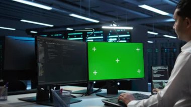 Veri merkezinde sistem yöneticisi izole ekran PC üzerine yazılım yüklüyor, sorun giderme sorunları. Yönetici sunucu merkezinde maket bilgisayar kullanır, performans kriterleri oluşturulur, kamera B