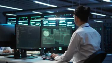 Sunucu merkezindeki mühendis bilgisayar korsanlarının güvenlik duvarını aşmasından ve hassas kullanıcı verilerini çalmasından korkuyor. Korkan adam, veri merkezindeki güvenlik ihlali tebligatını görünce panikledi.