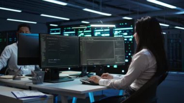 Veri merkezindeki bir grup programcı ağ donanımının kurulumu ve onarımından sorumludur. Sunucu odası altyapısı üzerinde bakım yapan takım arkadaşları, kamera B
