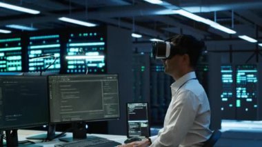 Veri merkezindeki yönetici sanal gerçeklik teknolojisini kullanarak sistemin ağ oluşturma görevlerini yerine getirmesini sağlıyor. Ağ trafiğini PC ile izlemek için VR kulaklık takan sunucu odası çalışanı, geliştirmeler yapıyor, kamera A