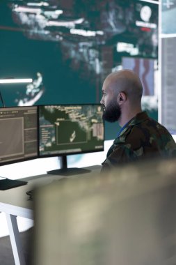 Ulusal topraklardaki hava ve deniz trafiğini kontrol eden terörle mücadele birimi askeri operasyon üssünden koruma sağlıyor. Ordu mühendisi radar takibi yapıyor..