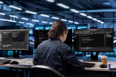 Sunucu çiftlik işletmesindeki programcı verilerin potansiyel tehditlerden korunmasını sağlıyor. Bilgisayar masasında çalışan işçiler veri merkezini izinsiz erişime karşı koruyor