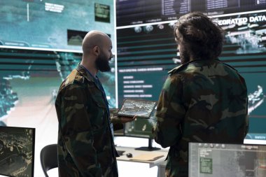 Düşman iletişimini ya da dünya haritasındaki GPS konumlarını yakalamak için elektronik istihbarat toplama operasyonu üzerinde çalışan askeri personel. Keşif görevlerini yürüten personel..