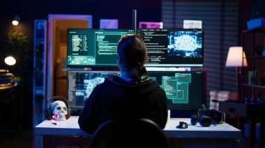 Düzenbaz bilgisayar bilimcisi, antivirüs tarafından tespit edilemeyen sıfır gün kullanımını geliştirmek için yapay zeka makinesini kullanıyor. Hacker, betik hilesi güvenlik duvarı, kamera B 'yi oluşturmak için yapay zeka sinir ağları kullanıyor.
