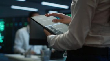 Veri merkezinde çalışan mühendis, altyapı donanımı ve enerji tüketimini yönetirken kullanılıyor. Otomasyon için kullanılan iş yerinde tablet kullanan ve sunucu çiftliği, kamera A 'daki süreçleri izleyen çalışanlar