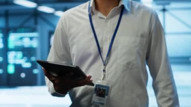 Veritabanlarını yöneten ve koruyan, veri bütünlüğü, güvenlik ve ulaşılabilirliği sağlayan bir sistem yöneticisiyim. BT çalışanı sunucu odasını güncelliyor süper bilgisayar sistemleri, kamera A