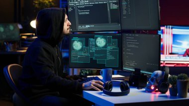 Hacker kulaklıkla müzik dinlerken kredi kartı numaralarını çalıyor. Evdeki şeytani geliştirici programlama, bankacılık sistemlerine sızma, duyma şarkıları, kamera A