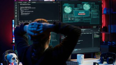 Gizli dairedeki hackerlar, hükümetin web sitelerini hedef alarak değerli verileri çalmaya çalışıyor ama erişim reddediliyor, siber saldırılar reddediliyor, kamera A
