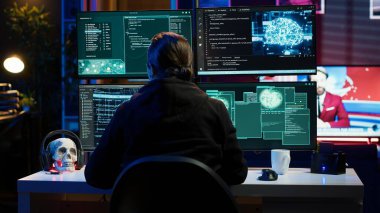 Düzenbaz bilişim mühendisi yapay zeka derin öğrenimi kullanarak antivirüs tarafından tespit edilemeyen sıfır gün kullanımını geliştirir. Hacker veri madenciliği yapmak için yapay zeka bilgisayarlı model kullanıyor, kamera A