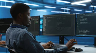 Bilgi işlem uzmanı, değerli verilerin potansiyel tehditlerden korunmasını sağlıyor. Yetkisiz erişim ve savunmasızlıklara karşı koruma sağlıyor. Sistemin virüs saldırılarından korunmasını sağlıyor.