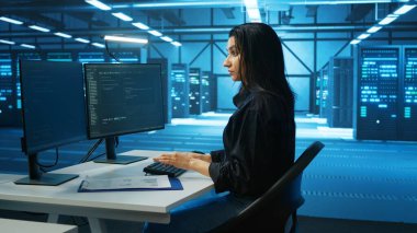 Bilgisayar ağı güvenlik veri merkezinde çalışan PC masasında çalışan sistem yöneticisi, en iyi performansı sağlıyor. Çalışanların enerji tüketimini operasyonel sunucu donanımları üzerinden izlemesi
