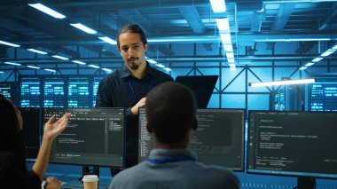 Veri merkezinde çalışan ve optimal performans sağlayan çok ırklı bir ekip yöneticisiyim. Sunucu parçaları üzerinden enerji tüketimini izleyen denetleyici ve çalışanlar