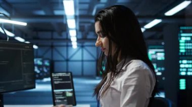 Bilgi işlem uzmanı. Müşterilere teknik destek sağlıyorlar. Sorunlar var. Sunucu tarım işçisi müşteriler tarafından istenilen operasyonel teknik müdahaleleri gerçekleştiriyor, kamera B