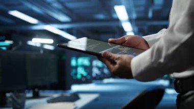 Veri merkezi yönetimi, çalışma alanındaki görevleri çözen ağ sistemlerinin kurulumundan sorumlu. BT çalışanı tarafından kullanılan ve sunucu çiftliği teçhizatında bakım yapan tableti kapat, kamera B