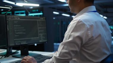 Bilgisayar bilimcisi veri merkezini denetliyor, sistemin ağ görevlerini yerine getirdiğinden emin olmak için geliştirmeler ve güncellemeler yapıyor. Sunucu odasındaki kadını kapat ağ trafiğini izle, kamera B