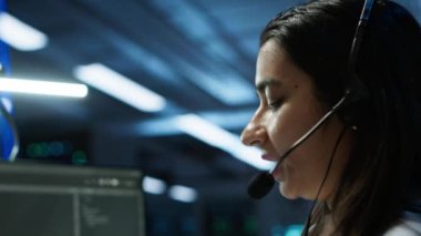 Veri merkezinde bilişim uzmanı müşterilere teknik destek sağlıyor, sorun giderme sorunları, kapatın. Sunucu odası çalışanı müşteriler tarafından istenilen teknik müdahaleleri gerçekleştiriyor, kamera A