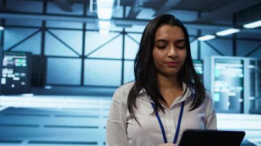 Veritabanlarını yöneten ve koruyan, veri bütünlüğü, güvenlik ve ulaşılabilirliği sağlayan yüksek teknoloji veri merkezinde mühendis. Sunucu odasını güncelleyen Hintli kadın süper bilgisayar sistemleri, kamera B