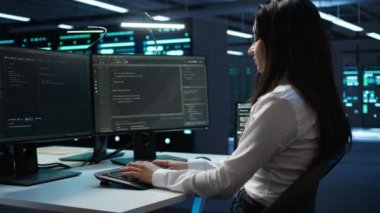 Veri merkezindeki yazılım geliştiricisi sistemin ağ oluşturma görevlerini yerine getirmesini sağlıyor. Bilgi İşlem uzmanı sunucu odasında PC ile ağ trafiğini takip ediyor, geliştirmeler yapıyor, kamera B