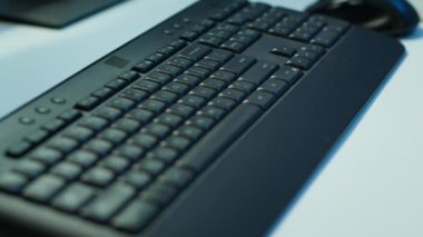 Sunucu çiftliğindeki bilgisayar çevresi ve ekranları optimum performans ve güvenilirliği sağlamak için kullanılır. Ağ bağlantılarını denetlemek için kullanılan yüksek teknoloji veri merkezindeki aygıtların kapatılması