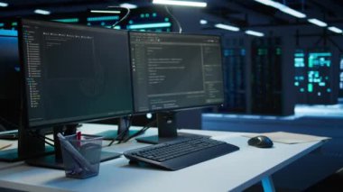 Sunucu odasındaki bilgisayarlar en iyi performans ve güvenilirliği sağlamak ve rackmount platformlarını yönetmek için kullanılır. Ağ bağlantılarını denetlemek için kullanılan modern veri merkezindeki IT teknolojisinin görüntüsü