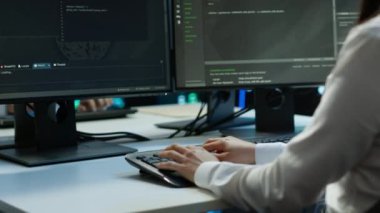Veri merkezindeki bilgisayar bilimci bilgisayara yazılım yüklüyor, sorun çıkarma sorunları, el kamerası görüntüleri. Sunucu merkezinde IT uzmanının kapatılması performans kriterleri, kamera A