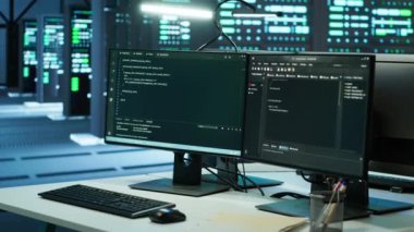 Ağ sistemli veri merkezi işyeri platformları yönetmek için kullanılıyor. Bilgisayar ekranları sunucu çiftliğinde ekipman ve el kamerası görüntülerinde kullanılır.