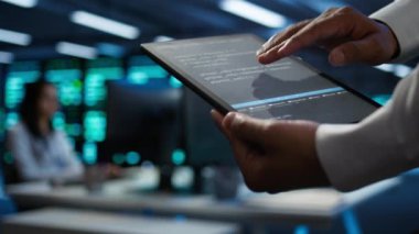 Veri merkezinde aygıt kullanan programcı, sunucuları yöneten, işletim sistemleri. Ağların güvenli ve düzgün çalışmasını sağlamak için tablet kullanan sunucu merkezinin kapatılması, kamera B
