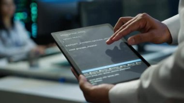 Veri merkezi yönetimi, çalışma alanındaki görevleri çözen ağ sistemlerinin kurulumundan sorumlu. Bilgi işlem çalışanı tarafından kullanılan, sunucu çiftliği teçhizatında bakım yapan tableti kapat, kamera A