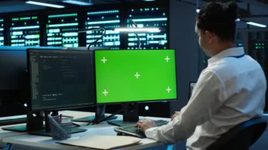 İzole ekran bilgisayarı kullanarak veri merkezini denetleyen programcı, sistemin ağ görevlerini yerine getirmesini sağlar. Sunucu odasında bilişim uzmanı Chroma anahtar PC, kamera A ile ağ trafiğini takip ediyor