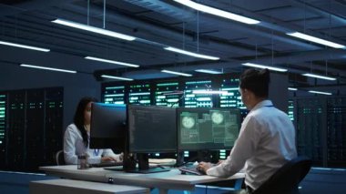 Sunucu merkezindeki bir grup programcı hassas bilgileri çalan bilgisayar korsanlarından donanımı korumaya çalışıyor. Veri Merkezi siber güvenlik bölümü çalışanları güvenlik ihlali sırasında virüsle savaşıyor, kamera B