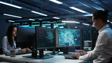 Bilgisayar bilimcisi sunucu odasında kontrol yapmak için yapay zeka teknolojisini kullanıyor. Veri merkezindeki bilişim personeli eğitim verilerini işlemek için yapay zeka teknolojisini kullanıyor, kamera B