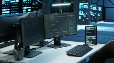 Veri merkezindeki mühendis masada oturuyor, bilgisayara yazılım yüklüyor, sorun yaratıyor. Sunucu merkezine gelen bir kadın, performans ölçütleri belirliyor, kamera A