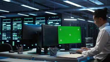 İzole ekran bilgisayarı kullanarak veri merkezini denetleyen programcı, sistemin ağ görevlerini yerine getirmesini sağlar. Sunucu odasında bilişim uzmanı Chroma anahtar PC, kamera B ile ağ trafiğini takip ediyor