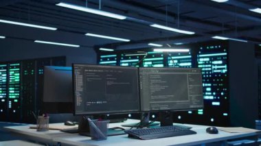 Donanım yönetiminde kullanılan ağ sistemli yüksek teknoloji veri merkezi. Cihazları denetlemek ve çekim yapmak için kullanılan teknolojik olarak gelişmiş sunucu merkezindeki bilgisayar ekranlarında kod çalışıyor