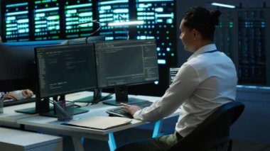 Veri Merkezi Sistem Yöneticisi, ağ oluşturma ekipmanları çözme görevlerinin kurulumundan sorumlu. İşteki IT çalışanı sunucu odası donanımı ve kamera A 'da bakım yapıyor.