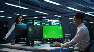 Şirket güvenlik duvarını hacklemek ve hassas kullanıcı verilerini çalmak için yeşil ekran bilgisayar kullanan bir mühendis. İşçi model bilgisayara bakıyor, güvenlik ihlali bildirimi görüyor, kamera B