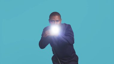 İzinsiz girenleri tahliye etmekle görevli güvenlik görevlisinin portresi el fenerini açıyor. Devriye aracı fener aygıtı ile güvenli bir ortam sağlıyor, insanları tespit ediyor, stüdyo geçmişi, kamera B