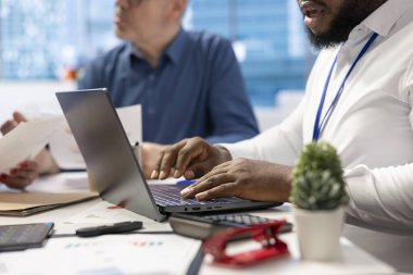 Emeklilik planları hakkında mali uzmanlık ve danışmanlık alan orta yaşlı insanlar, sigorta komisyoncusuyla yeni bir yatırım stratejisi ve emeklilik seçenekleri keşfetmek, tasarruflarını güvence altına almak.