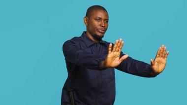 Kalabalığı kontrol eden güvenlik ajanının portresi, atanan görev yeri, stüdyo geçmişi. Afrikalı Amerikalı muhafız istenmeyen izinsiz girenleri geri püskürtüyor, güvenlik ihlalleriyle uğraşıyor, kamera A