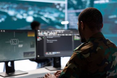 Veri analizi ve işleme ile güvenlik kameralarını yöneten bir memur stratejik askeri operasyonlar için gerçek zamanlı istihbarat topluyor. Başarılı gizli servis savunma görevi..