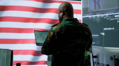 Askeri uzmanlardan oluşan bir ekip, gözetim verilerini analiz etmek ve ulusal güvenlik operasyonlarını yönetmek için yüksek teknolojili bilgisayarlar ve tablet kullanıyor. CCTV radar uydu görüntüleriyle çalışıyorum. Kamera A.