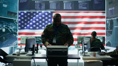 Siber Komuta Merkezi 'ndeki Amerikan subayları devlet sırlarını koruyor, gizli bilgileri yönetiyor ve siber güvenlik ve veri korumasını sağlamak için yüksek teknolojili dijital savaş başlatıyorlar. Kamera B.