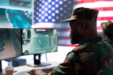 Birleşik Devletler askeri hükümet operasyon odasında selamını sunuyor, sunucu sızıntısından istihbarat toplamak için çalışıyor. Siber savaş sırasında görevli askeri personel..