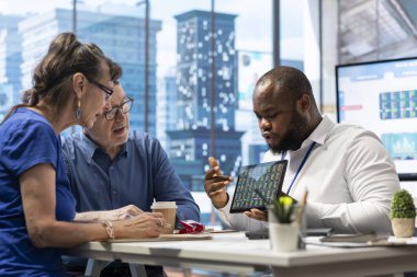 Yaşlı çiftler, tasarruf, emeklilik planları ve yatırımlar da dahil olmak üzere kapsamlı emeklilik stratejilerini araştırmak üzere bir finans uzmanıyla bir araya geldiler. Finansı güvence altına almak için seçenekleri araştırıyorum..