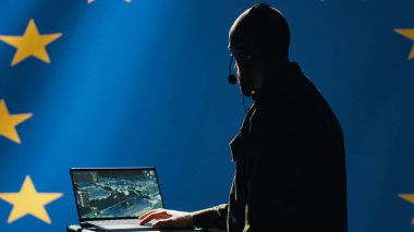 Avrupa Birliği ittifak hava savunma sistemi operatörü düşman hava saldırılarını değerlendiriyor. AB karşı istihbarat ajanı radar ve kamera A ile hava sahası üstünlüğünü koruyor