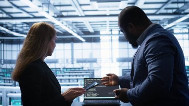 Sunucu odasındaki yönetici ekibi yeni sipariş edilen depolama ünitesini kuruyor, kapatın. Veri merkezindeki iş arkadaşları performansı artırmak için depolama platformlarının parçalarını değiştiriyorlar, kamera B