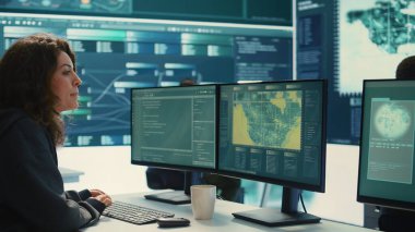 Melez savaşı sırasında dijital güvenlik faaliyetleri üzerinde çalışan hükümet hackerlarıyla birlikte siber operasyonlar merkezi. Uzmanlar güvenlik ve kötü amaçlı yazılım tespiti ve siber gözetim sağlıyorlar. Kamera B.