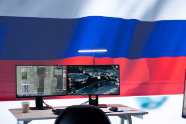 Büyük ekranda Rus bayrağı olan boş ordu komuta merkezi izleme odası ajansı insanları korkutmak için propaganda mesajları ve sahte haberler yayıyor. Askeri Rus Federasyonu gücü.