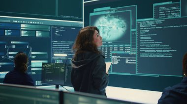 Hackerlar hükümet casusluğuna giriştiler ve yasadışı veri erişimi için sahtekarlık teknikleri kullandılar, ulusal güvenlik ihlali üzerinde çalıştılar. Casus yazılım ajansı büyük ekrandan erişim sağlıyor. Kamera B.